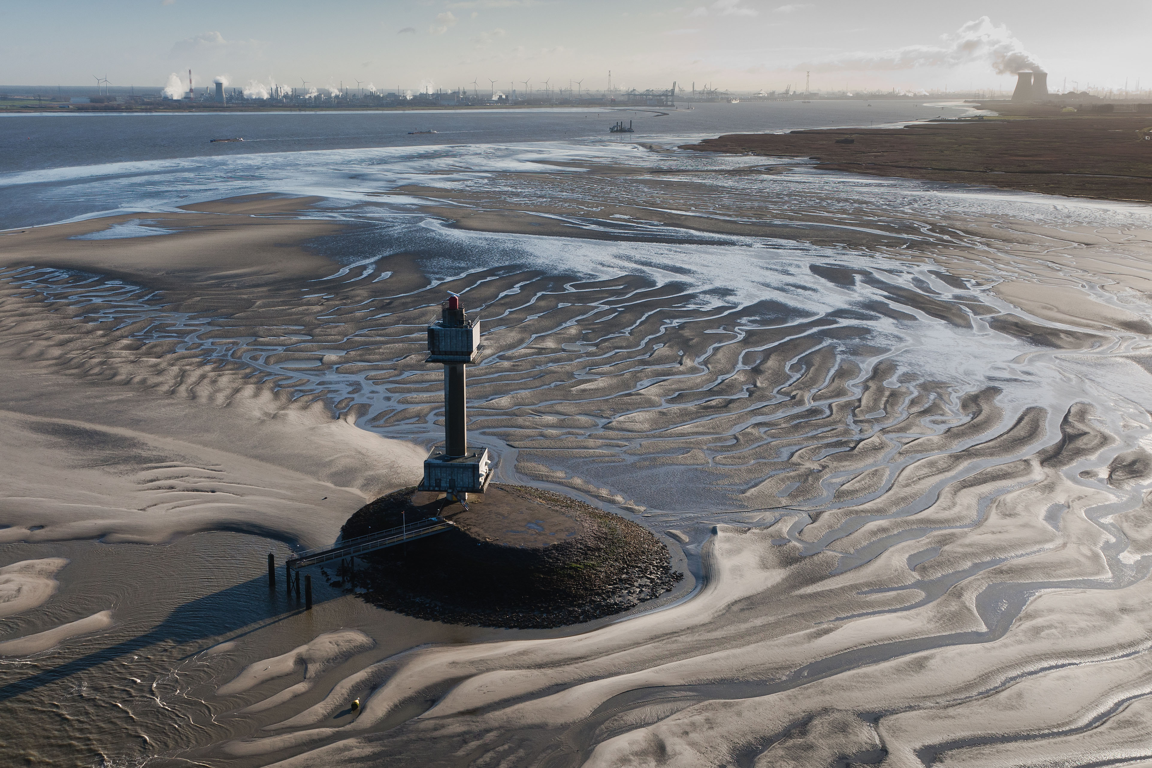 Luchtfoto van zandbanken en een meetstation
