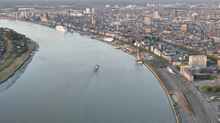 Scheldekaaien in Antwerpen vanuit de lucht gefotografeerd.
