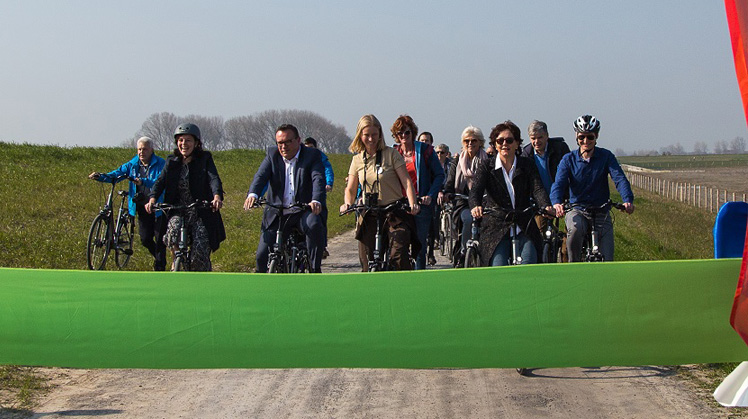 Opening van het fietspad, mensen fietsen over het pad.