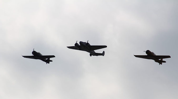 Foto van gevechtsvliegtuigen in de lucht.