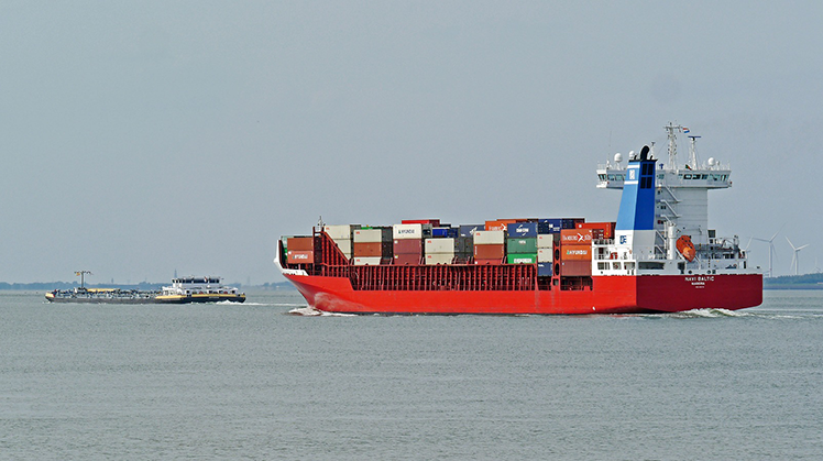 Containerschip vaart op de Schelde.
