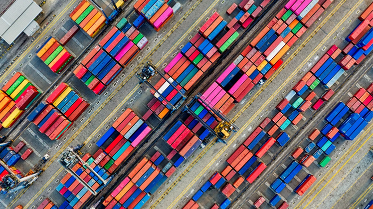Luchtfoto van containers in de haven.