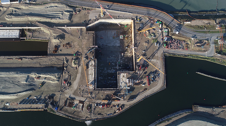 Luchtfoto van de bouwput van de Nieuwe Sluis Terneuzen in september 2020