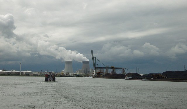 Foto van de haven van Antwerpen, vanaf het water genomen.
