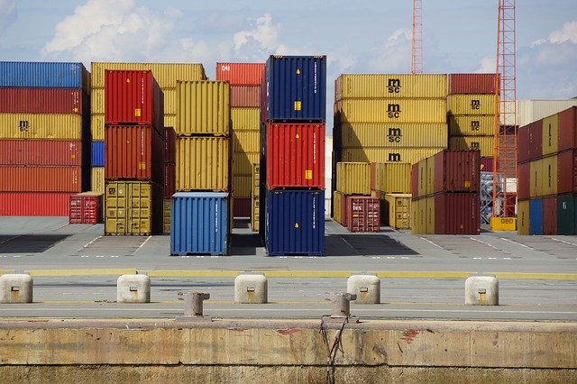 Containers in de haven van Antwerpen in allerlei kleuren.