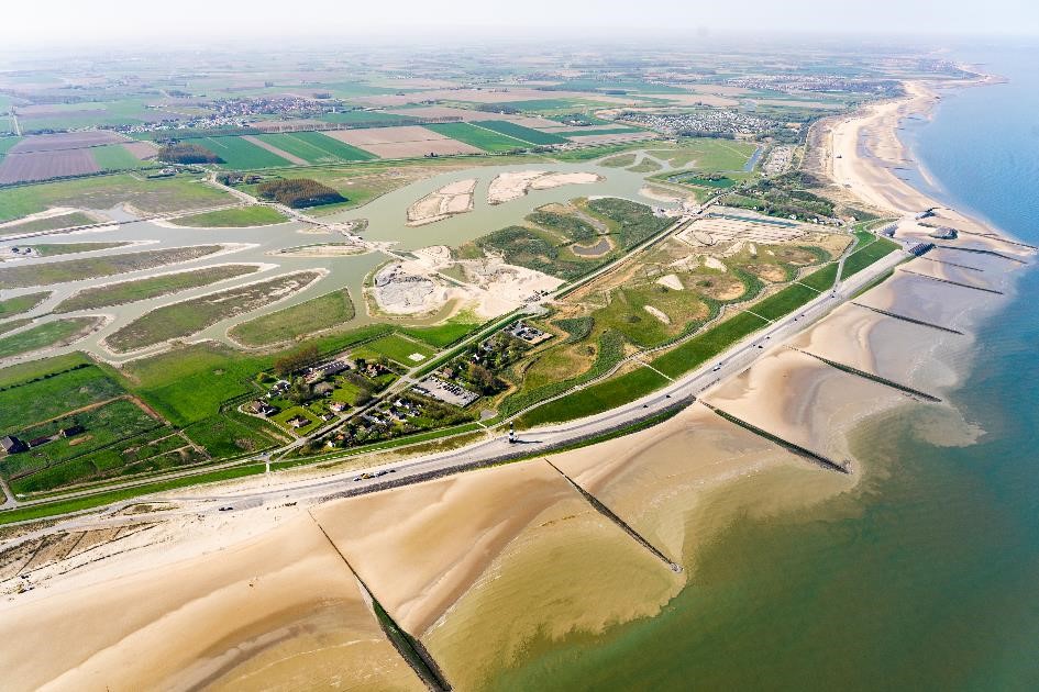 Foto van het gebied Waterdunen vanuit de lucht, inclusief de strekdammen aan de kust.