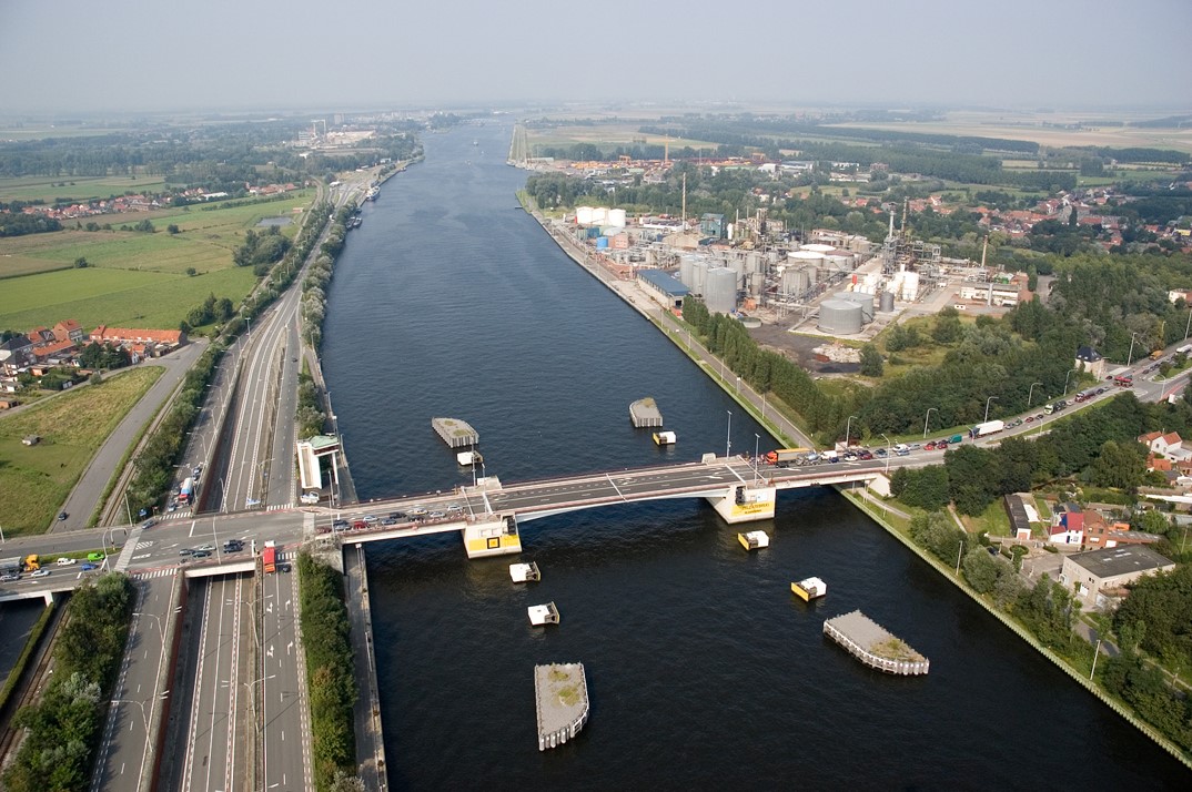 Luchtfoto van het Kanaal Gent-Terneuzen en de Zelzatebrug.