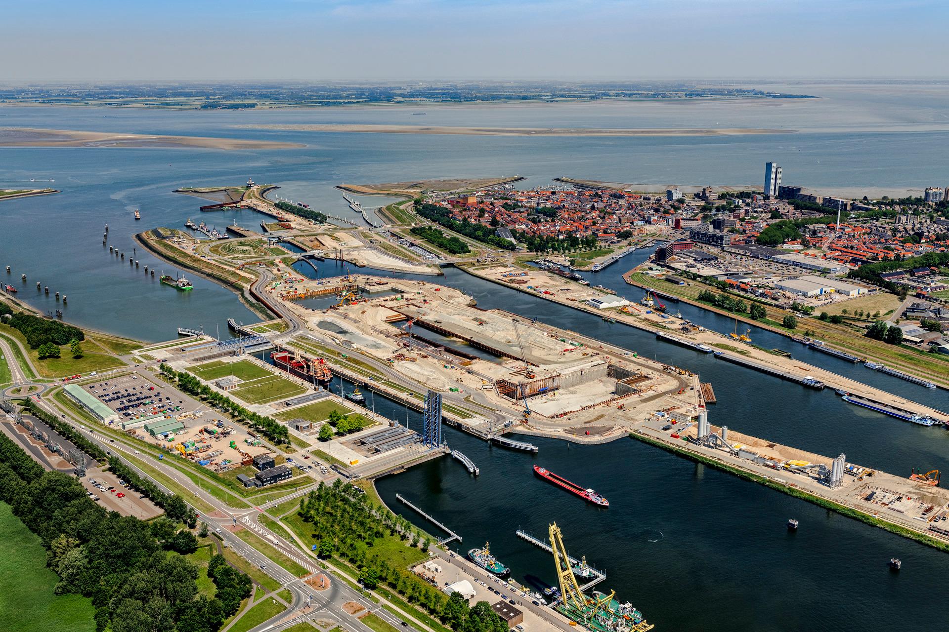 Luchtfoto van de bouw van de Nieuwe Sluis in Terneuzen.