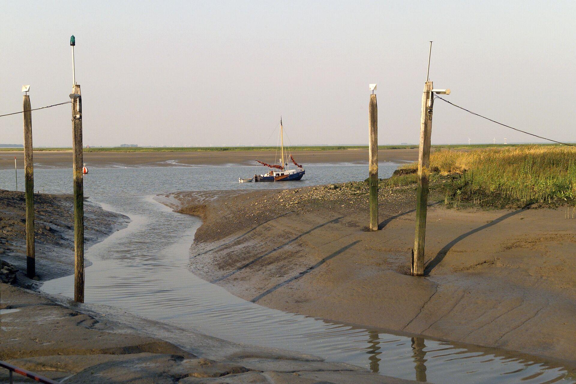 Het Verdronken Land van Saeftinghe is een natuurgebied gelegen op de grens van Nederland en België. Het grootste deel van het gebied ligt in het Nederlandse Zeeuws-Vlaanderen