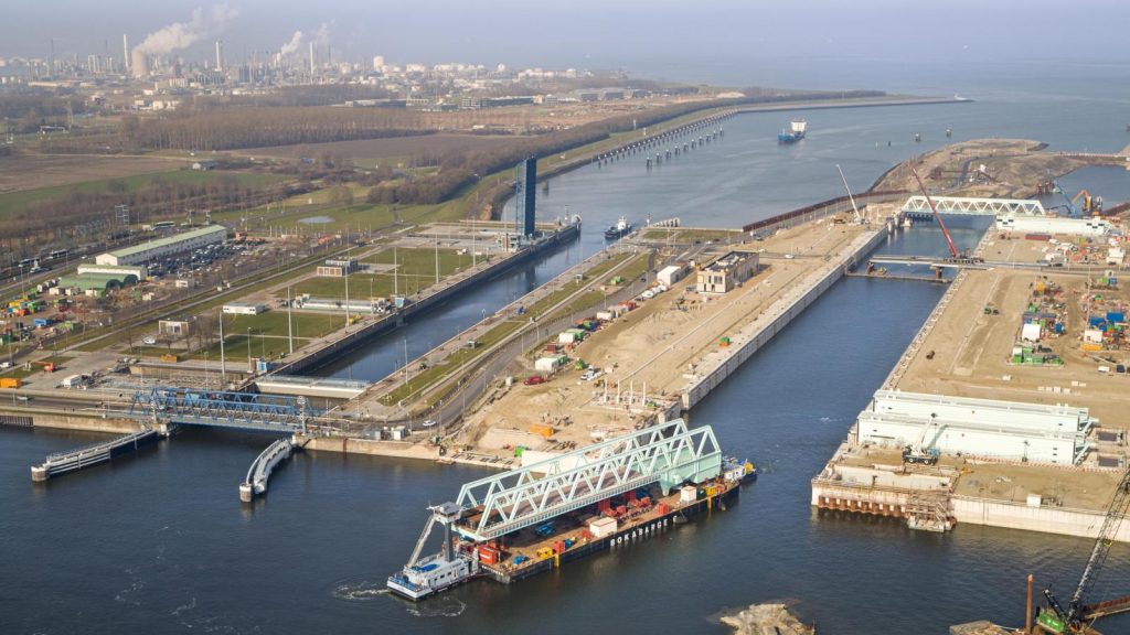 Luchtfoto van de bouw van de Nieuwe Sluis Terneuzen. De laatste brug vaart in de sluiskolk.