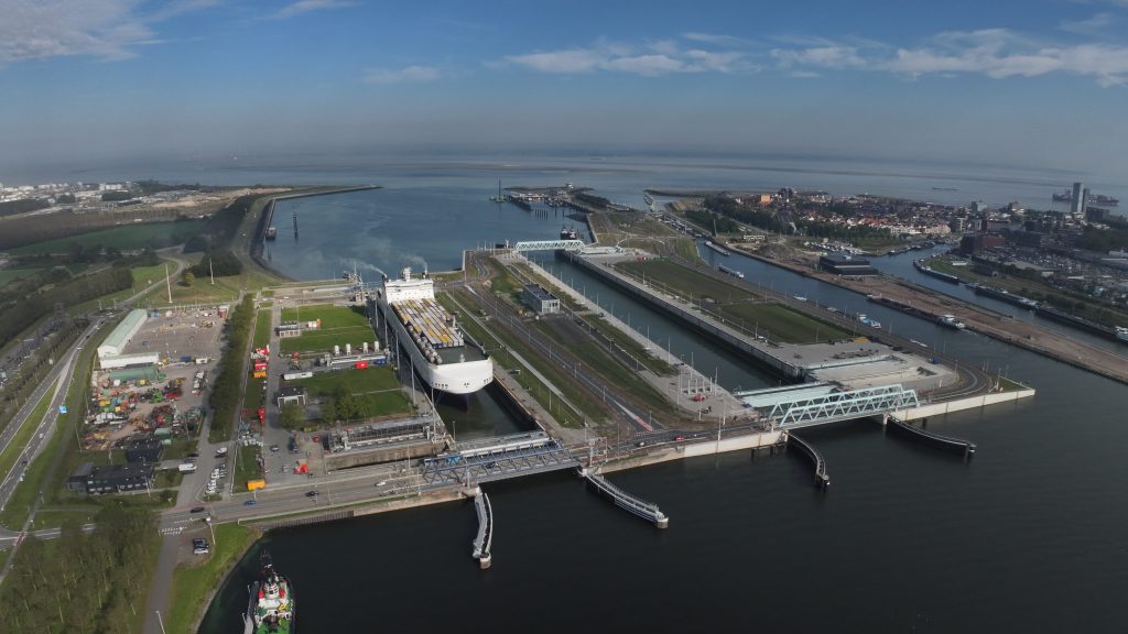 De Noordzeesluizen, met een groot, wit containerschip in de Westsluis. Rechts daarvan de Nieuwe Sluis en de Oostsluis. In de achtergrond de Westerschelde.