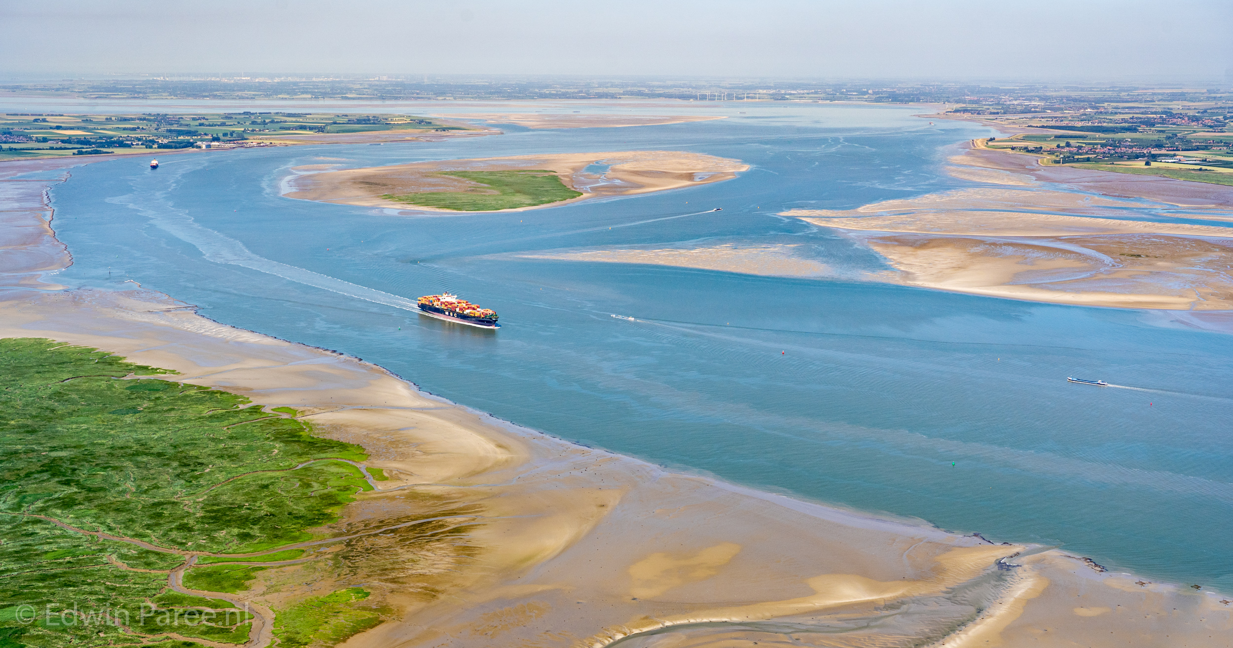 Schepen varen over de Schelde